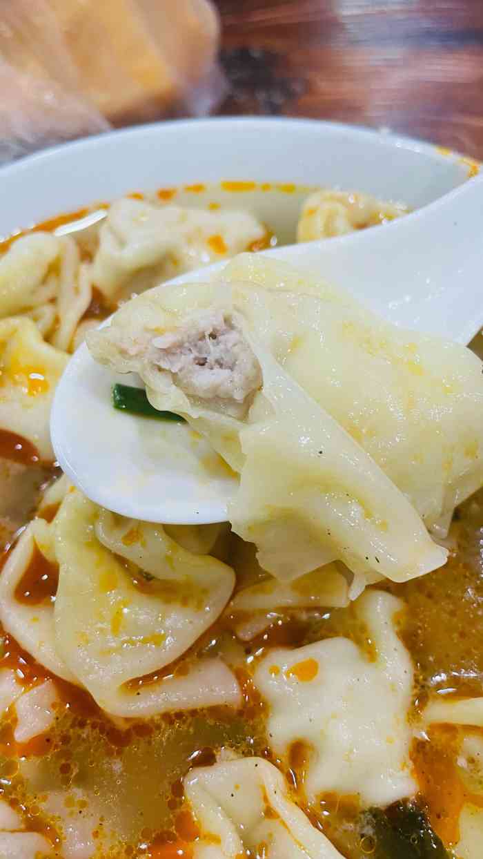 小秋水饺(大成路总店)-"人真的很多,很多人都是搬着凳子在门口吃 .