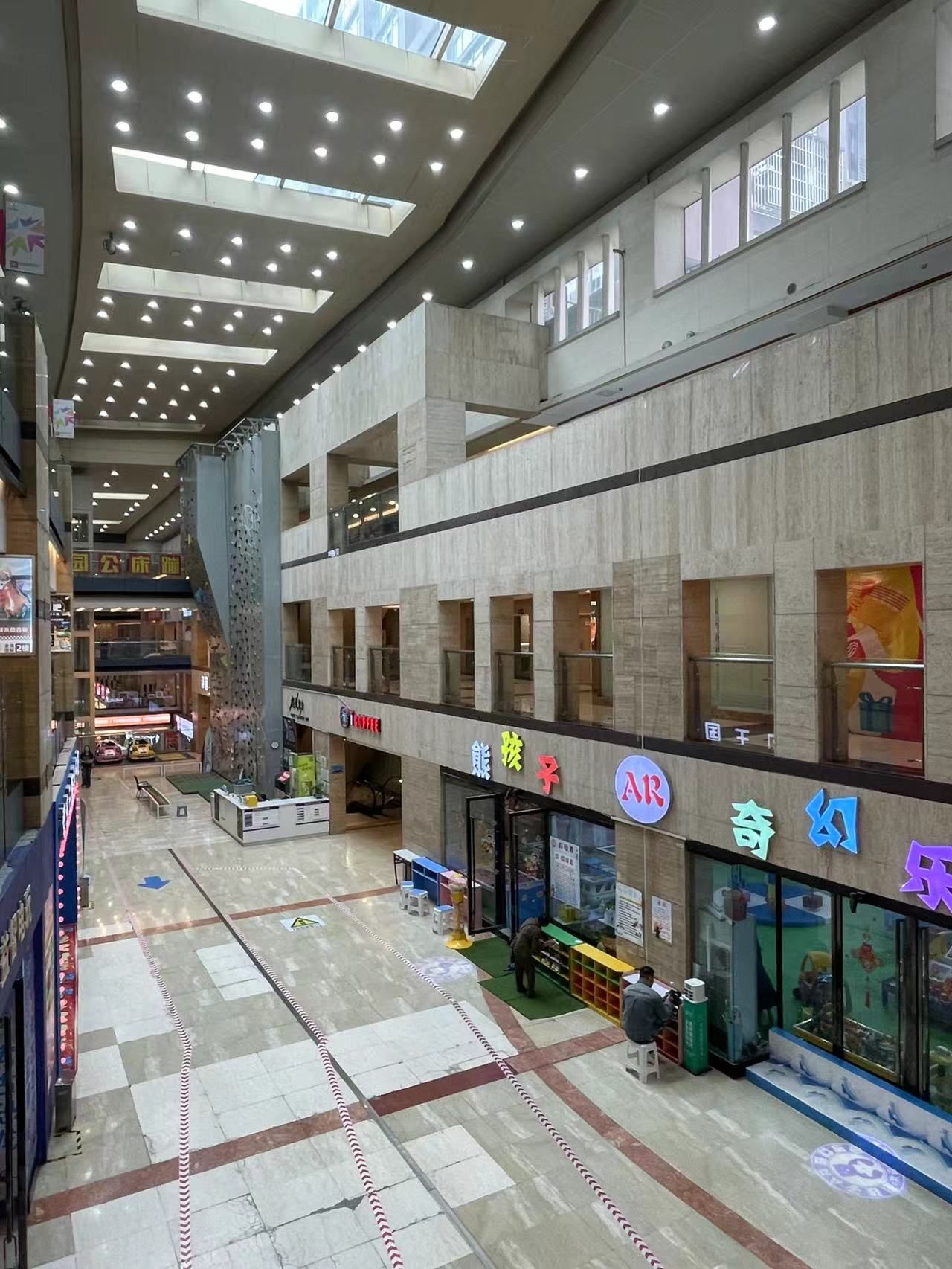 十一长假的热闹,在金港国际似乎遇见绝缘体