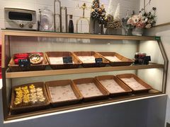 面包甜点陈列柜-朱迪小铺.半糖奶油蛋糕(海汇港店)