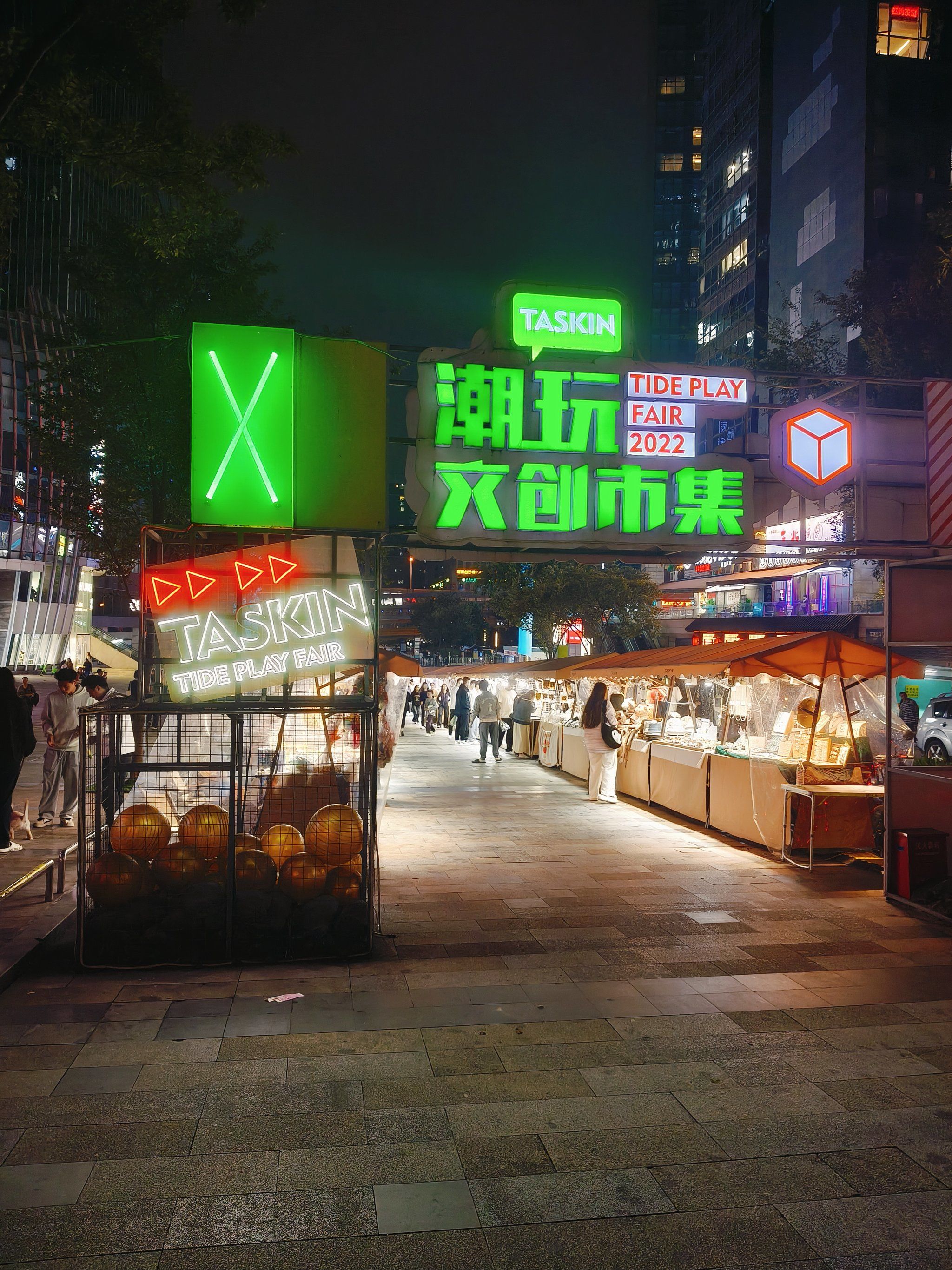 在长沙南边的德思勤,夜市逛了,有超多的美食,潮玩文创市集也看了,各种