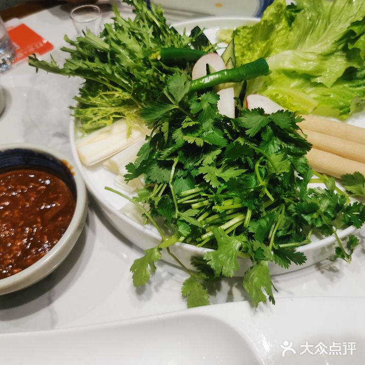 朋友一起吃饭。六点半的还有空位，坐了不到半小时