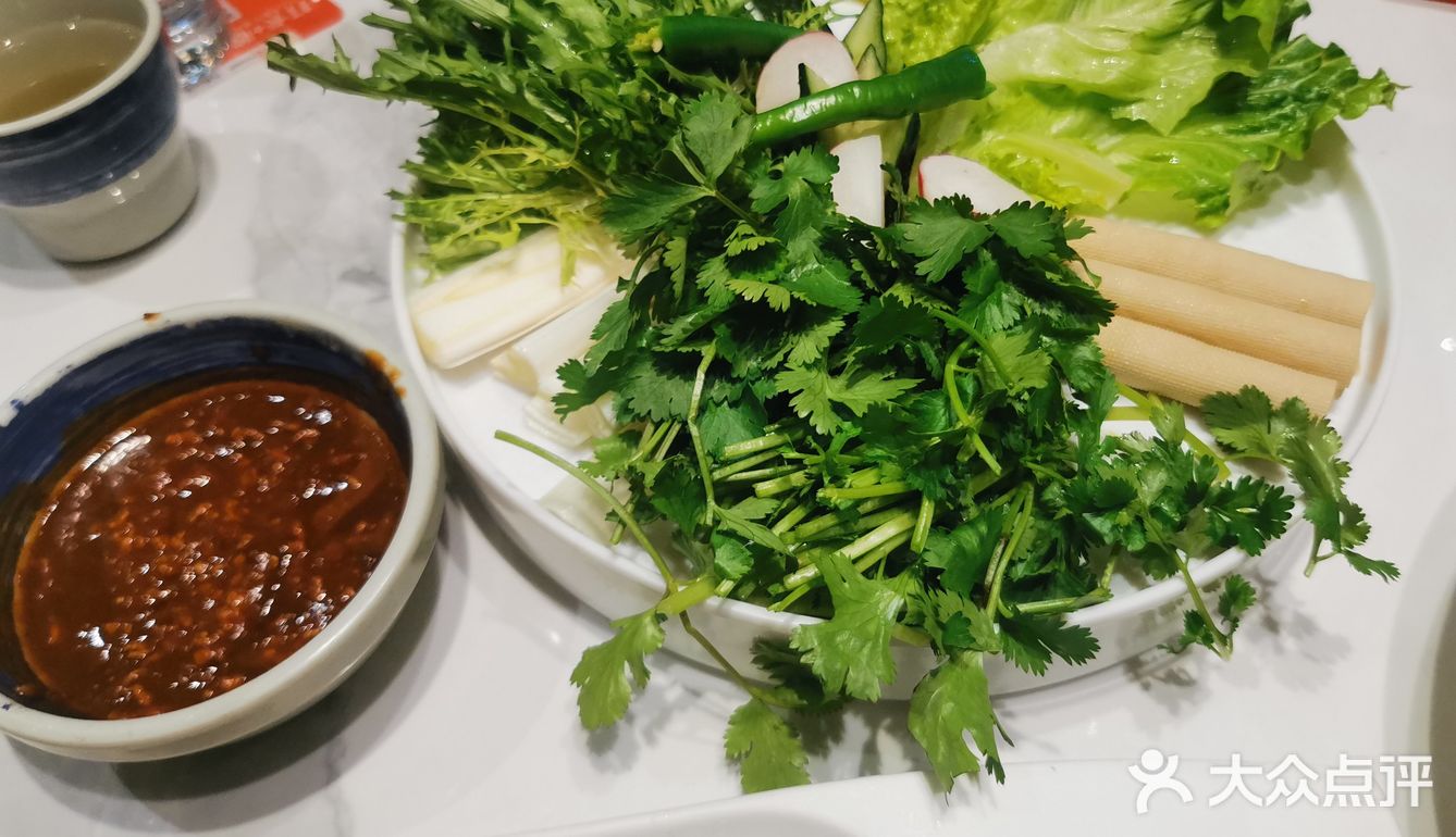 朋友一起吃饭。六点半的还有空位，坐了不到半小时