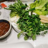 朋友一起吃饭。六点半的还有空位，坐了不到半小时