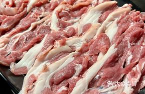 Hot Steamed Lamb Shoulder
