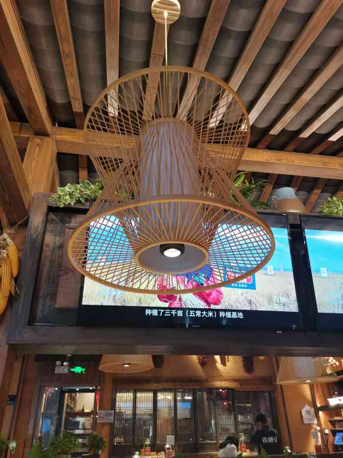 在深圳吃过的第四家农耕记算是比较好吃的一家湖南菜了莲藕片炒卤牛肉