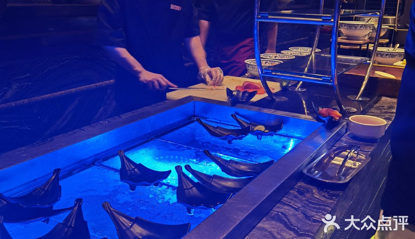 自助餐厅是一个让人吃饱喝足的地方