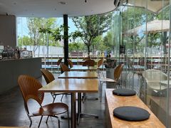 靠窗位-爱樂咖啡(青年体育公园店)