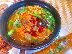 -爆炸头阿姨小四川正宗川味小吃(无任何分店)