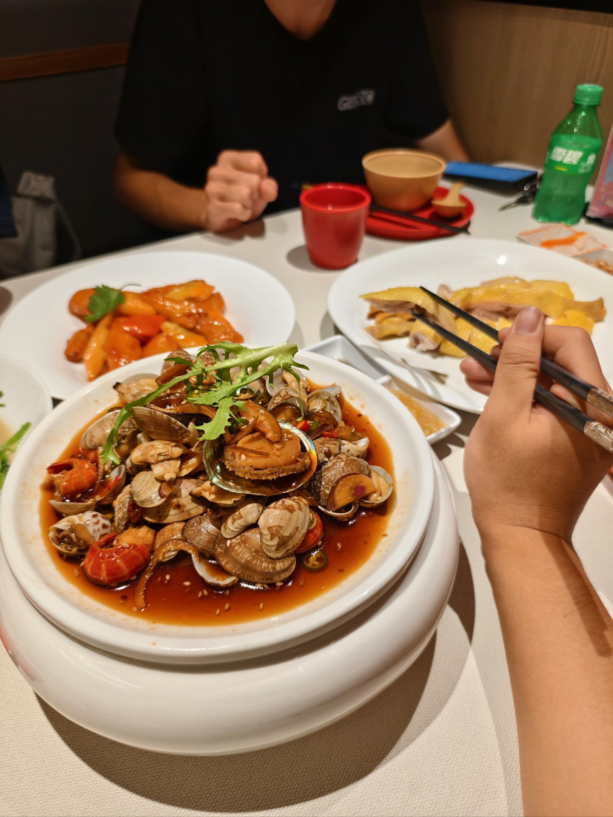 我认为这家餐饮店铺的菜品口味十分出众,每