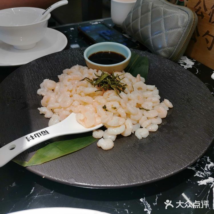 周末和姐妹一起去南新路上的稻山村吃饭，中午饭点已经有