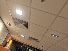 -麦当劳(上海虹桥站30B检票口楼上)