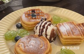 Snoopy Fresh Fruit Pancake
