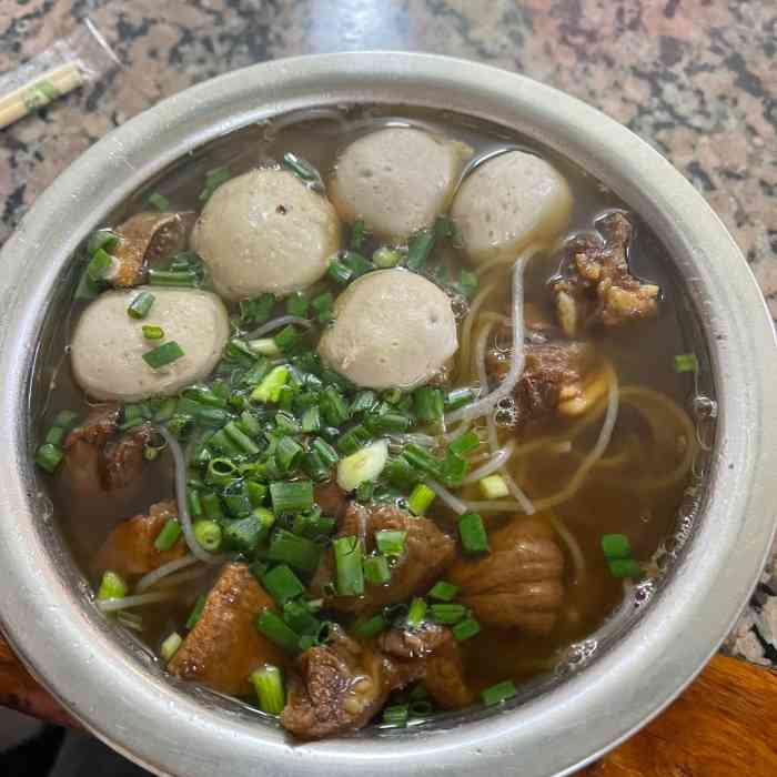 曾二十四牛腩粉(城站路店)-"来到玉林第一餐,店面也是够吸引,曾二十四