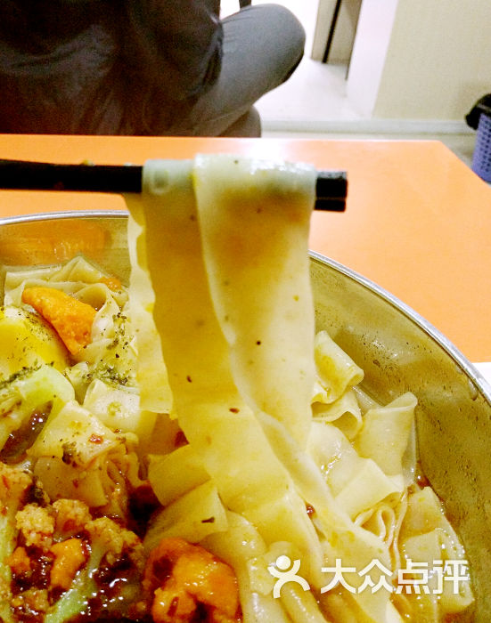 重庆麻辣烫(肇周路店)宽面图片 - 第3张