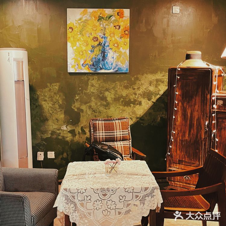 等车途中的乡村风咖啡馆-田也