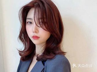 微风烫顾名思义就是像被风吹起来的感觉，两侧刘海和发尾