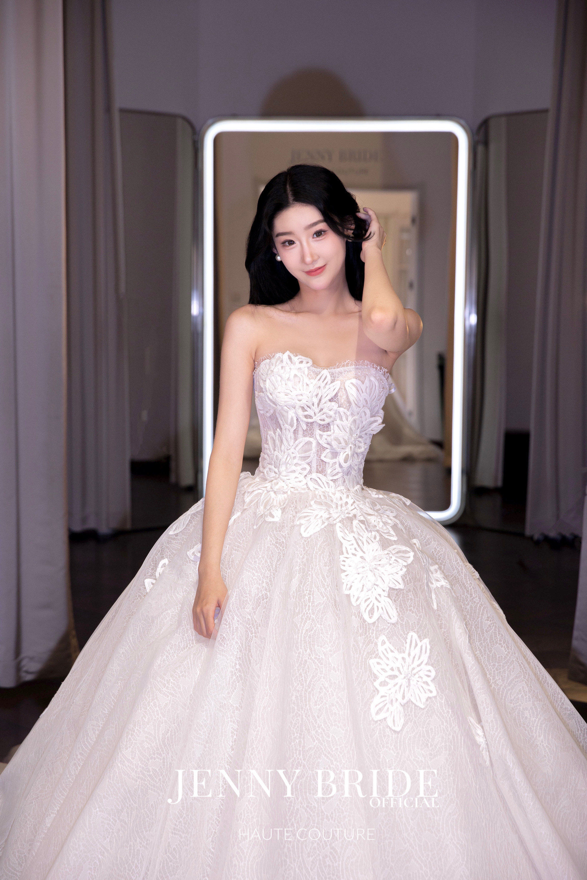 绝美抹胸蕾丝婚纱