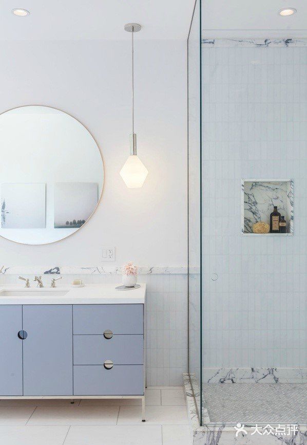 这座公寓在设计师的改造下，保留了原先的一些元素