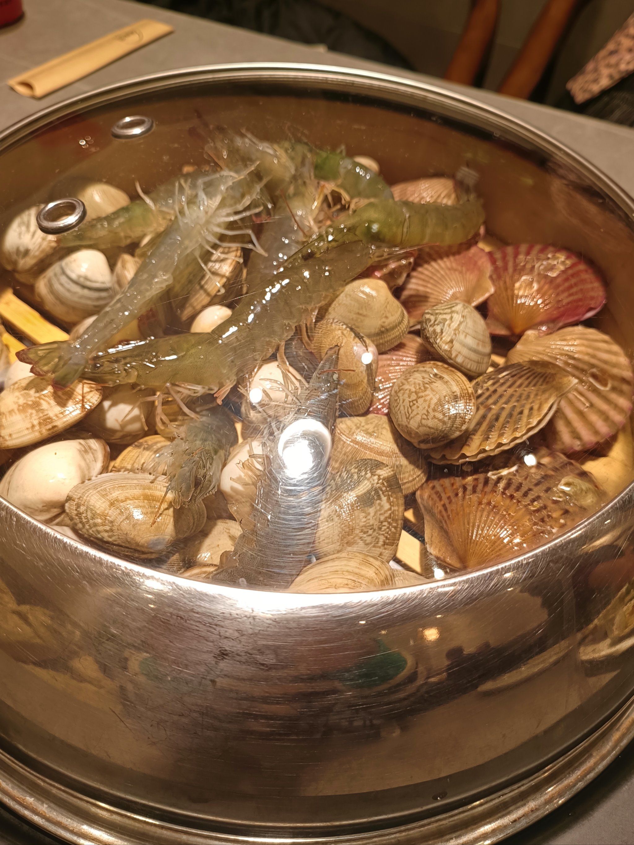 n海货组合,里面有红贝300克,花蛤200克,白蛤200克,鲜活海白虾放到