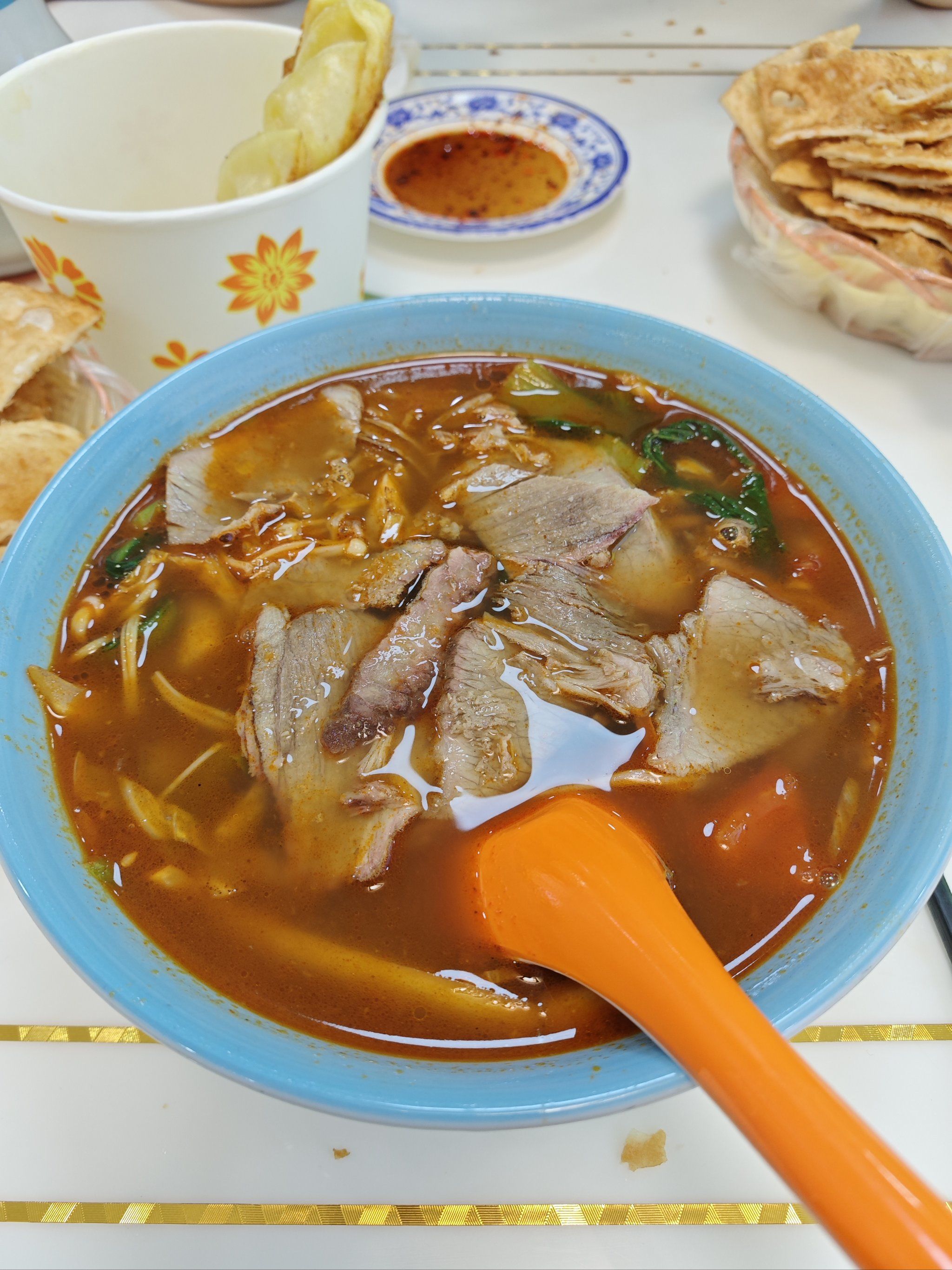 卖兰州拉面的店里,卖的牛肉泡馍