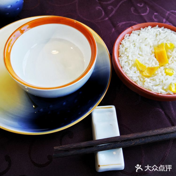 店面装修典雅、古朴，老板和服务员都很热情