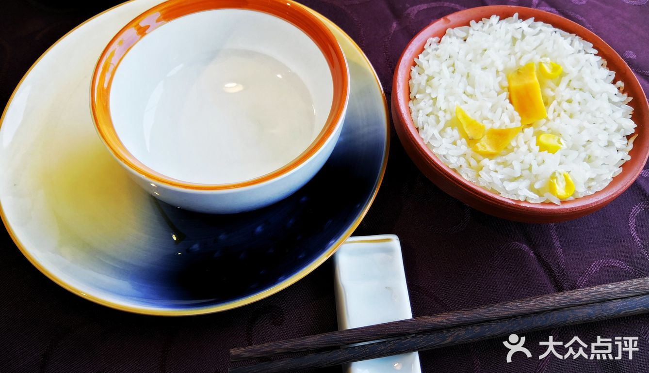 店面装修典雅、古朴，老板和服务员都很热情