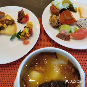 周末自助要比工作日贵20左右，可能是餐品更加丰富吧～