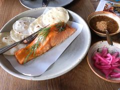 烟熏三文鱼配烤饺子皮和芥末籽酱-BOR Eatery(安福路店)