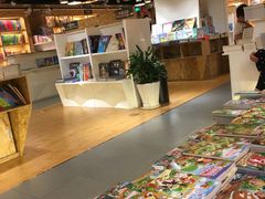 -新华里咖啡书吧(新华书店小寨店)