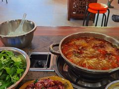 -黄利砖万峰林布依特色酸笋牛肉馆