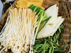 -渝嘴小老弟老火锅(华新村店)
