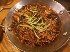 海鲜年糕炸酱面-富乐满韩国正宗炸鸡韩国料理(虹泉路店)