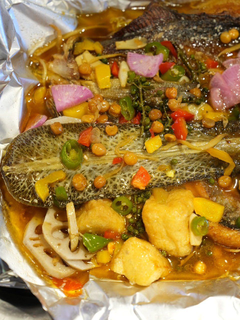 北京一家烤鱼店名字叫做鱼神探锡纸烤鱼非常火爆