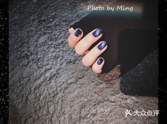 在食指点缀了一条金线和一颗小钻