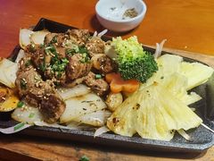 铁板黑椒雪花牛里脊配黄油煎时蔬-鳗鱼家·深夜食堂(军博店)