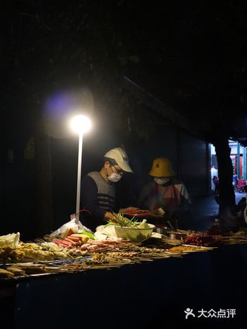 最近每次路过这里都发现有好多人围在这个小摊前