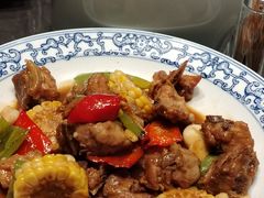 生炒排骨-头上红煨盐鸡·非遗院子餐厅