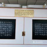 只能步行上山。入公园的门仅限一辆2米左右车的宽度