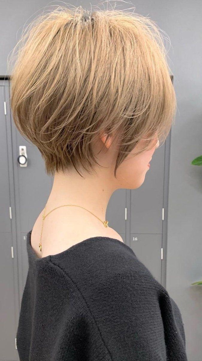 女士短发这款短发碎碎的发尾看上去十分的