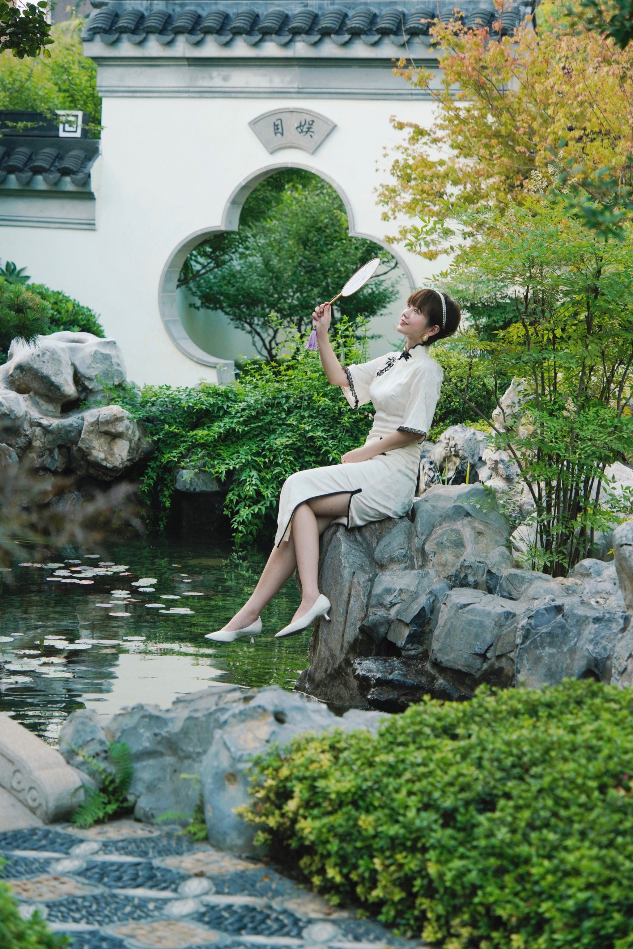 短发女子的旗袍秀,在重庆也能感受苏州园林啦