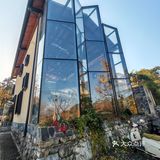 居然有一间玻璃屋，屋内放着轻松的音乐