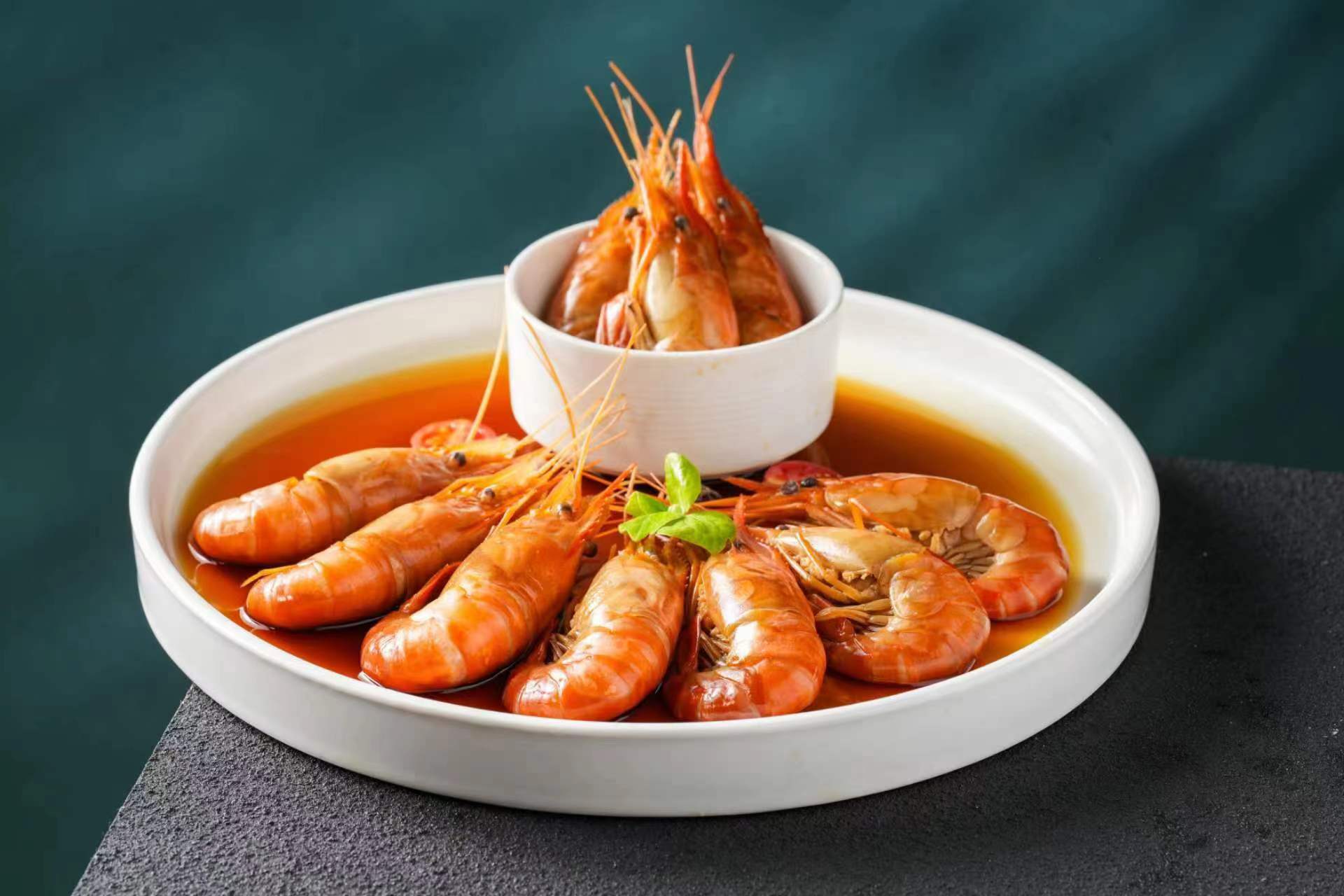 熟醉大头虾:酒香里的海洋之歌,鲜嫩中的醉