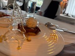 法国苹果派伴意式蜜糖果仁雪糕-火车头法国西餐厅