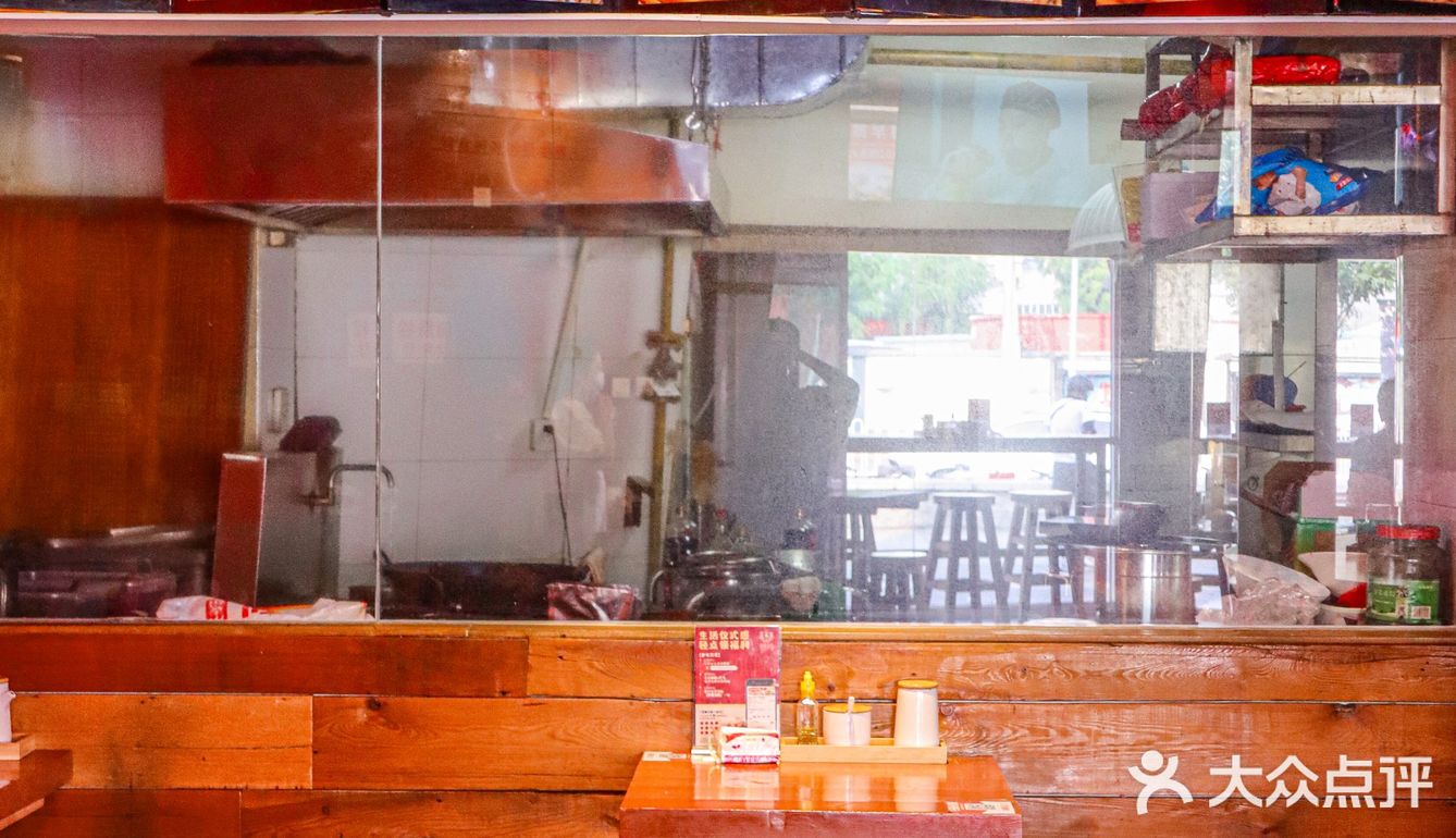 朋友是长沙人，和我一直吹捧湖南米粉比广西粉好吃