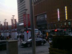 窗外的人群&nbsp;周末放空-麦当劳(新王府井店)