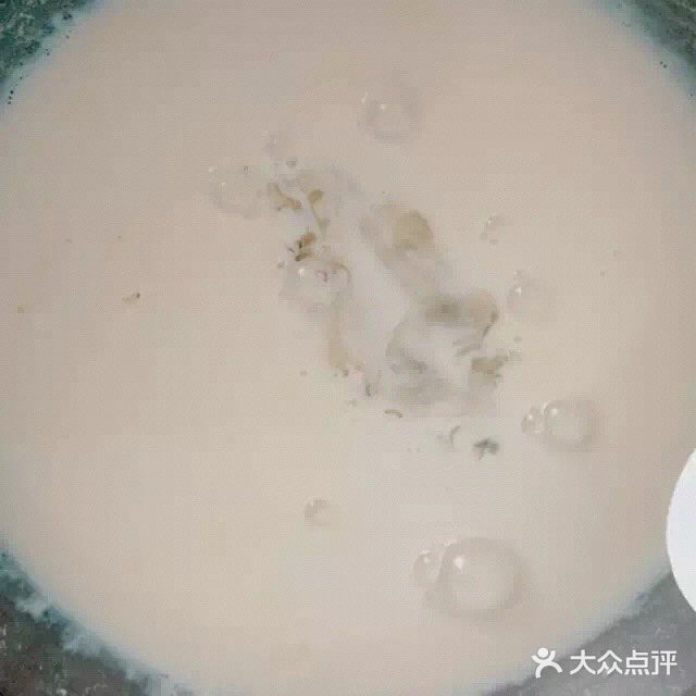 请姐妹吃我做的牛奶草莓布丁[调皮][调皮]