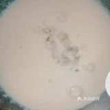 请姐妹吃我做的牛奶草莓布丁[调皮][调皮]