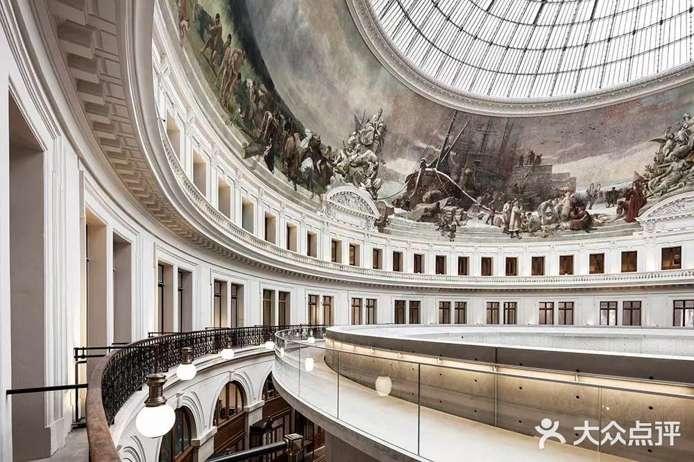 复古风与现代简约单品的搭配风潮也吹至城市建筑里！