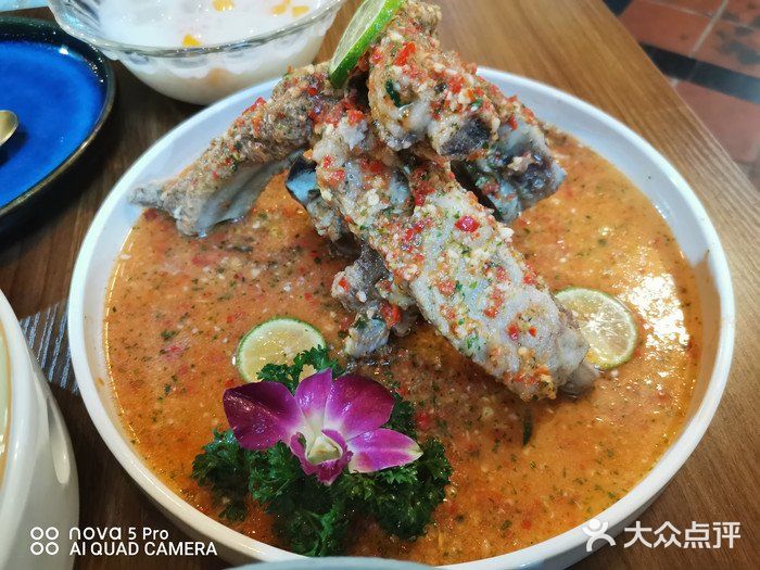 泰遇餐厅门前排着长长的队伍,我也忍不住跟着排了上去