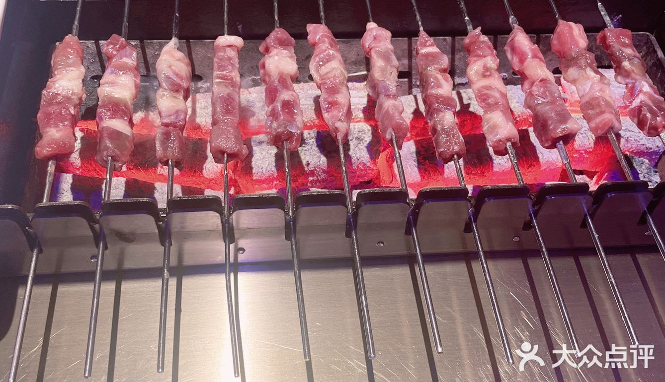 一打鲜嫩羊肉串🥩，烤起！